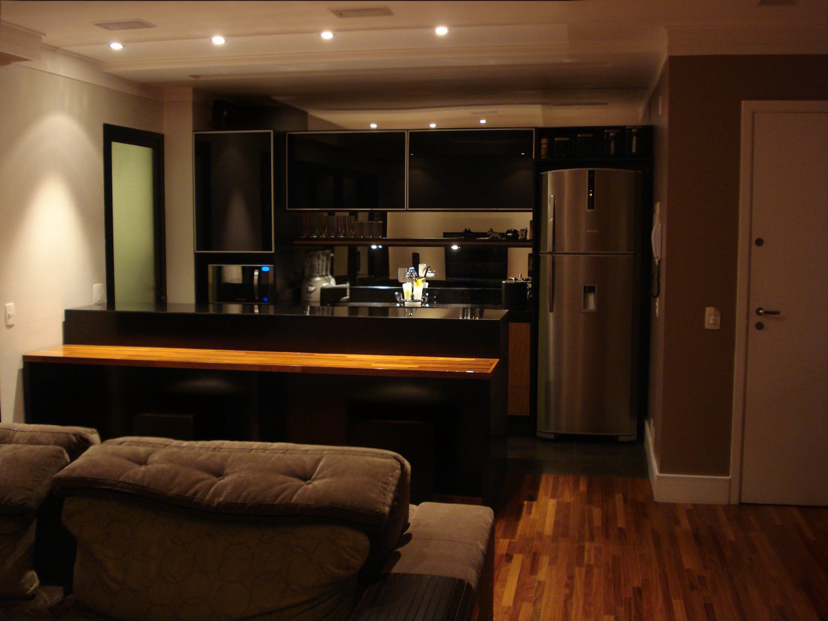 O projeto de iluminação com controle de intensidade em todo o apartamento deixa os ambientes mais agradáveis e bonitos