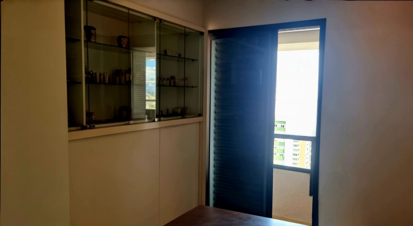 Segundo quarto com estantes em vidro e ótimo armário em laca branca com mesa de estudos embutida