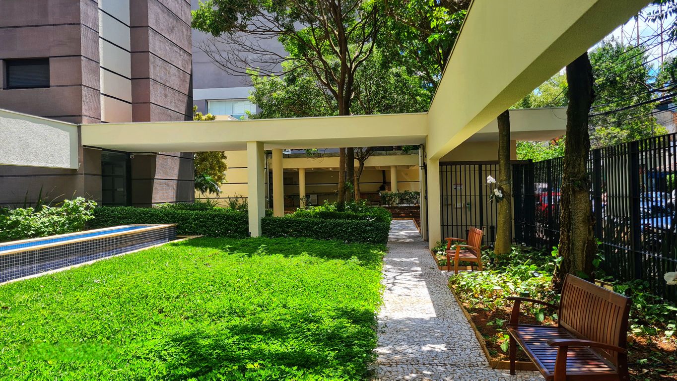 A rua tranquila e os jardins criam um ambiente de paz e convivência em toda a área comum