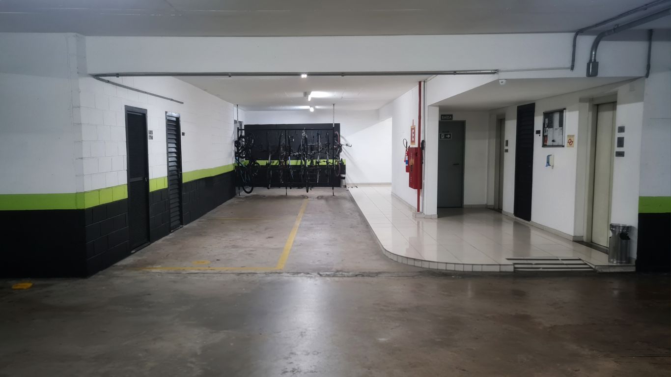 Vagas fixas com ótimo depósito. As melhores do condomínio pois não tem vizinhos, são largas e localizadas ao lado dos elevadores social e de serviço