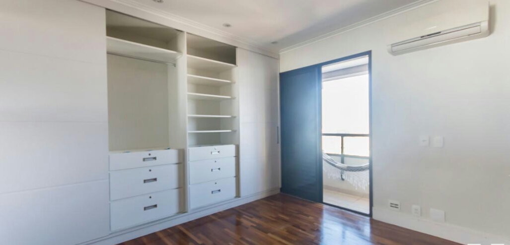 Suíte ampla, climatizada, iluminada e ventilada. Armário profundo e extenso com quase 4 metros e muitas gavetas e divisórias