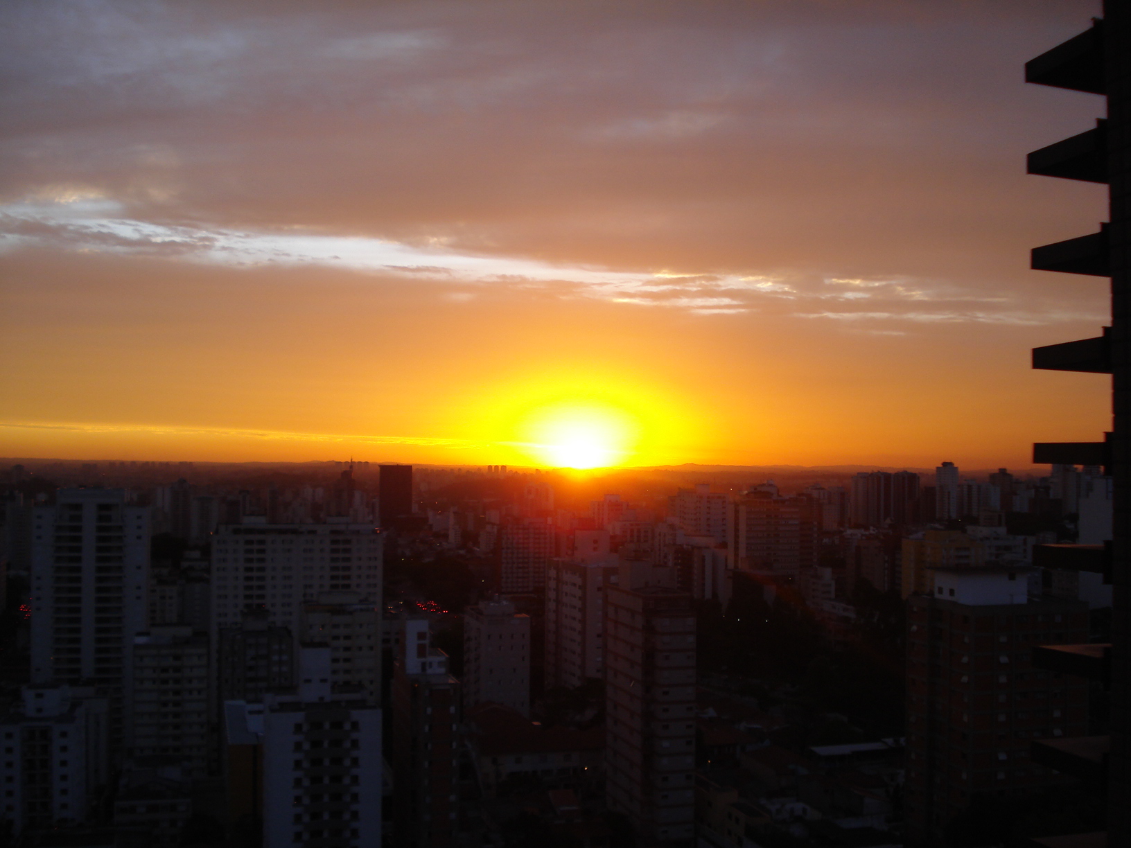 Vista do horizonte com por do sol incrível que ilumina o apartamento todo (apenas nos aptos maiores, altos e final 2)