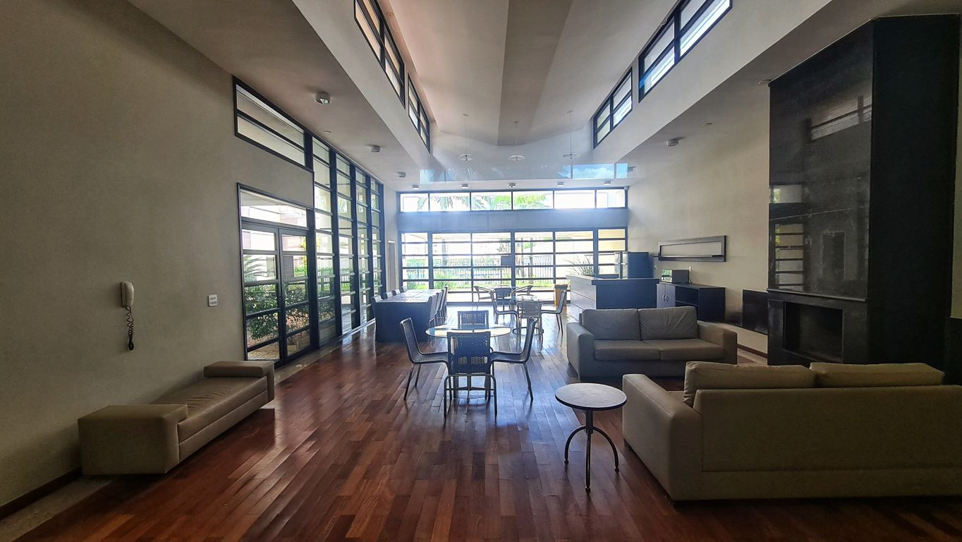 Salão de festas interligado com a área gourmet e jardins da piscina para mais de 80 convidados