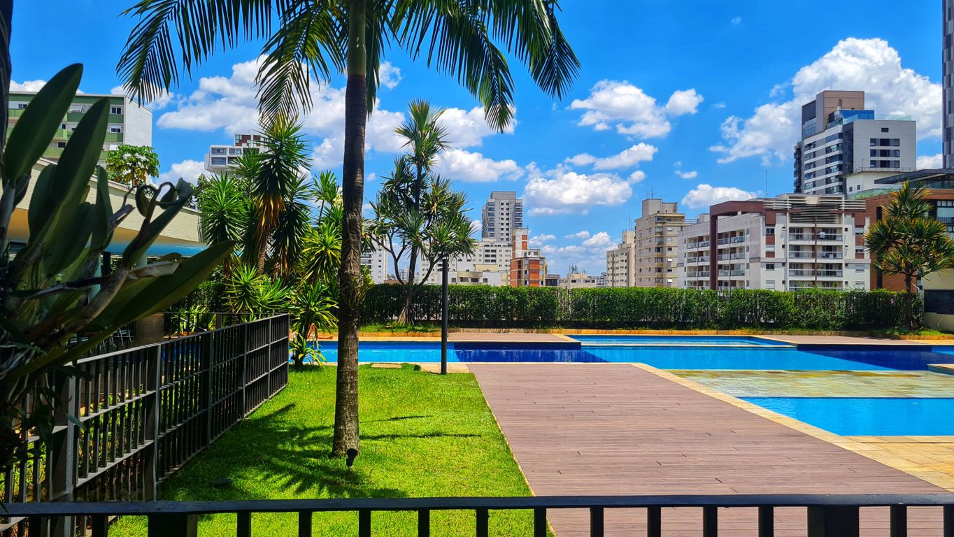 Paisagismo renomado, muito espaço e sol na piscina o dia todo!