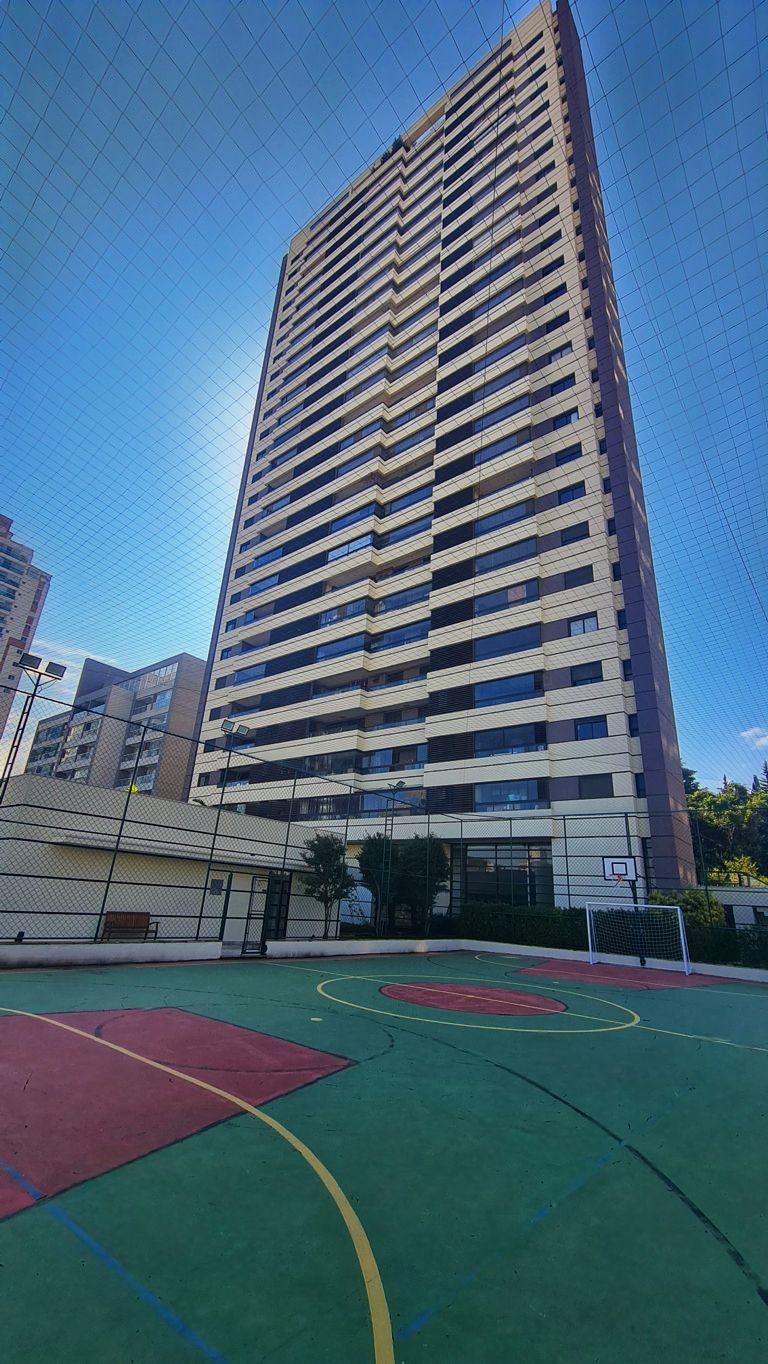 A torre é imponente na rua mais alta de Pinheiros